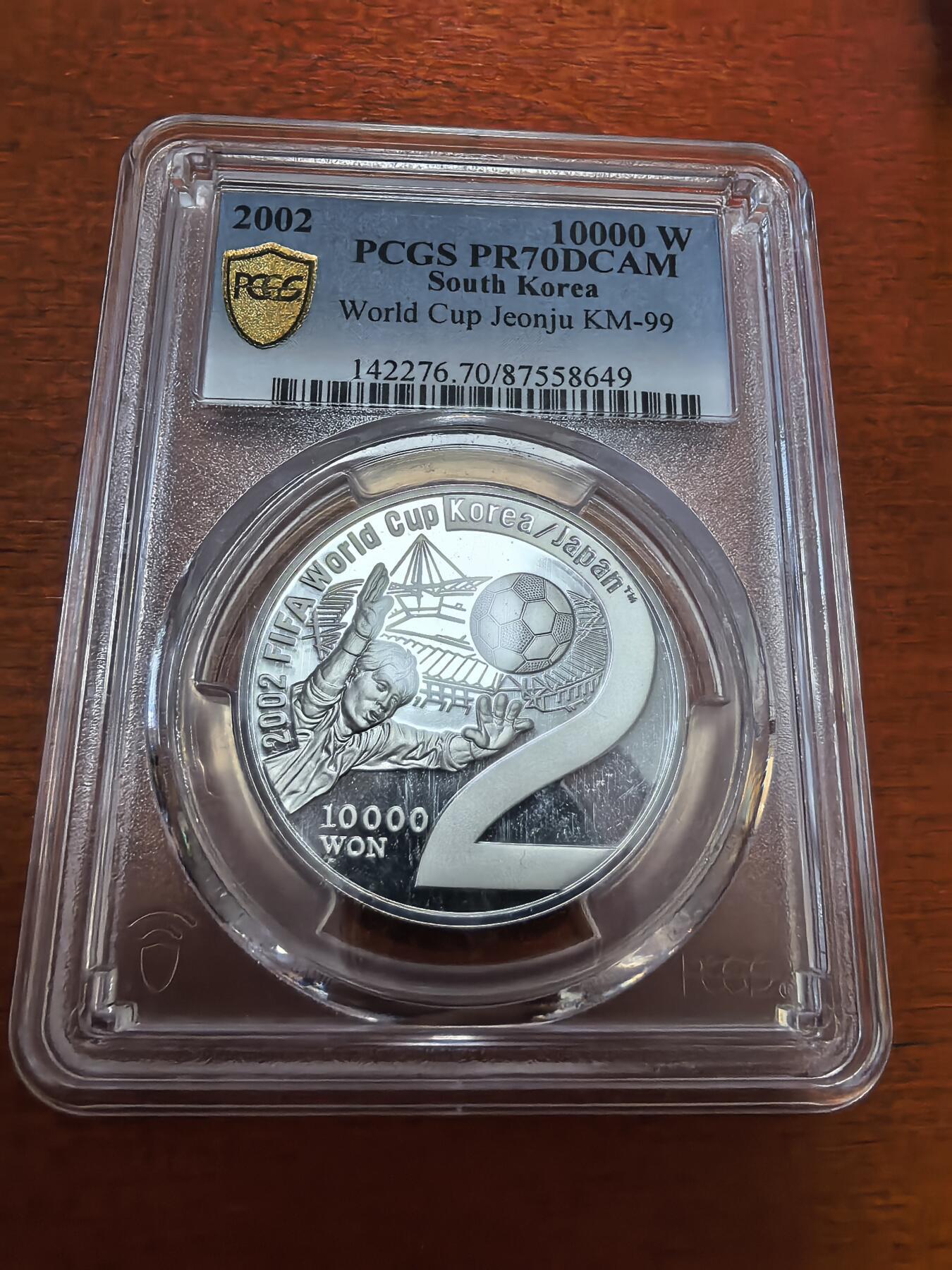长老汇蛇年精选第一百场拍卖 2002韩国韩日世界杯扑球1万韩元彩色精制银币，PCGS PR70DCAM