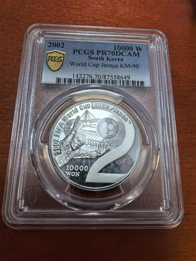 长老汇蛇年精选第一百场拍卖 - 2002韩国韩日世界杯扑球1万韩元彩色精制银币，PCGS PR70DCAM