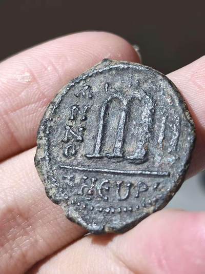 精品！这个品种很少有这个品相那么好的拜占庭钱币福卡斯（公元602-610年），于安条克打制，打于公元603/604年正面铭文：ONFOCA-NîPîAY（希腊语缩写，意为“我们的主君福卡斯与列昂提亚”）