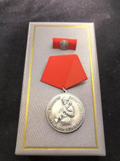 （450件！制服徽章盛宴）罗岚⭐爱藏⭐年前甄选大拍场-店主清仓处理-分享拍场额外现金红包（实体经营） - 民主德国Kampfgruppen der Arbeiterklasse-KdA（工人阶级战斗队）建立二十周年奖章（发放给当时的战斗队干部与官员，在工战队的地位类似建军20在苏联红军中）全套带原盒