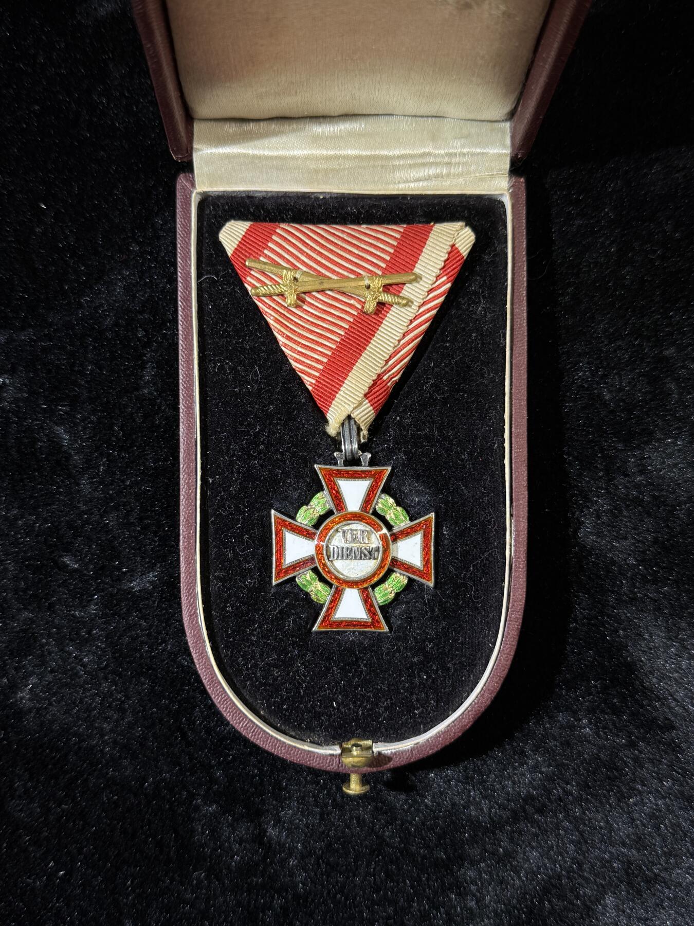欢庆春节！戎马世界章牌大赏第111期春节大拍 奥匈帝国三级军事功勋十字勋章（MVK3），附带一张1898年奥匈中尉委任状 章体由AE厂制作，带银标和厂标，花环为1914年改制前的绿珐琅花环，极其少见，珐琅有轻微瑕疵