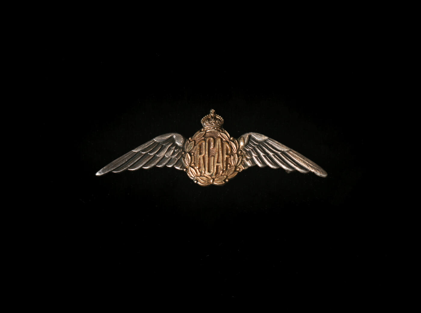 欢庆春节！戎马世界章牌大赏第111期春节大拍 加拿大皇家空军飞行员徽章 银制背打厂标