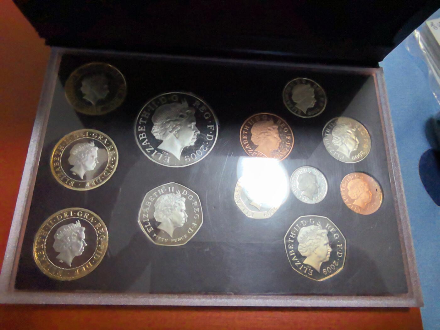 长老汇蛇年精选第一百场拍卖 2009英国精制币12枚，盒证全，含大热门邱园50便士，普制币套装市场价大约2900元，这套是精制币