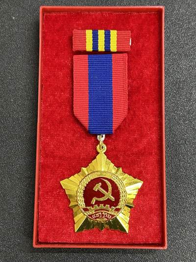 西秦中古拍卖第七十七期 2026马年新春专场 本场拍品年初九发出 - 老挝一级劳动勋章 原盒带勋略 早期铜制版