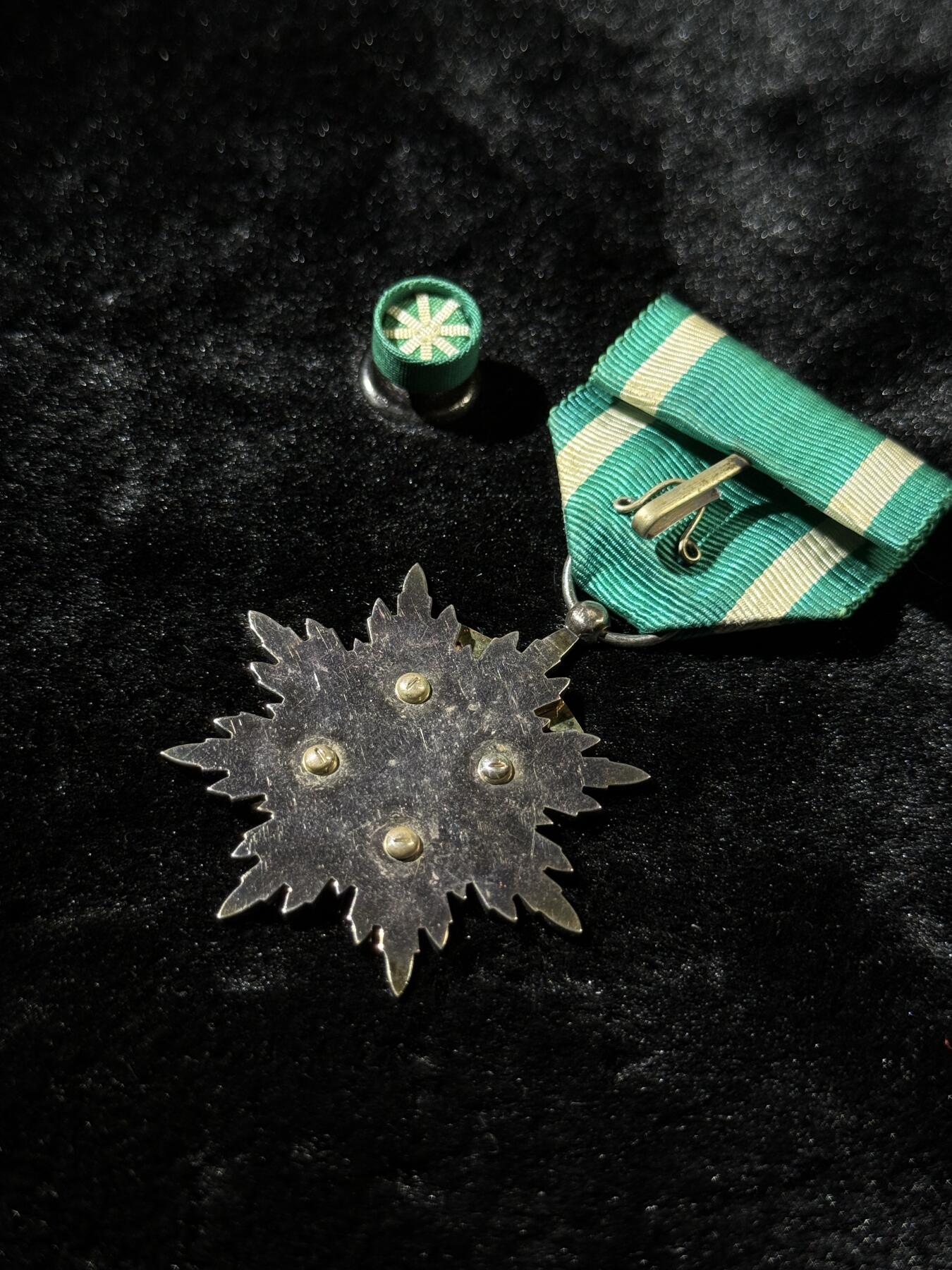 欢庆春节！戎马世界章牌大赏第111期春节大拍 功五级金鸱章，银字盒，盒略齐全