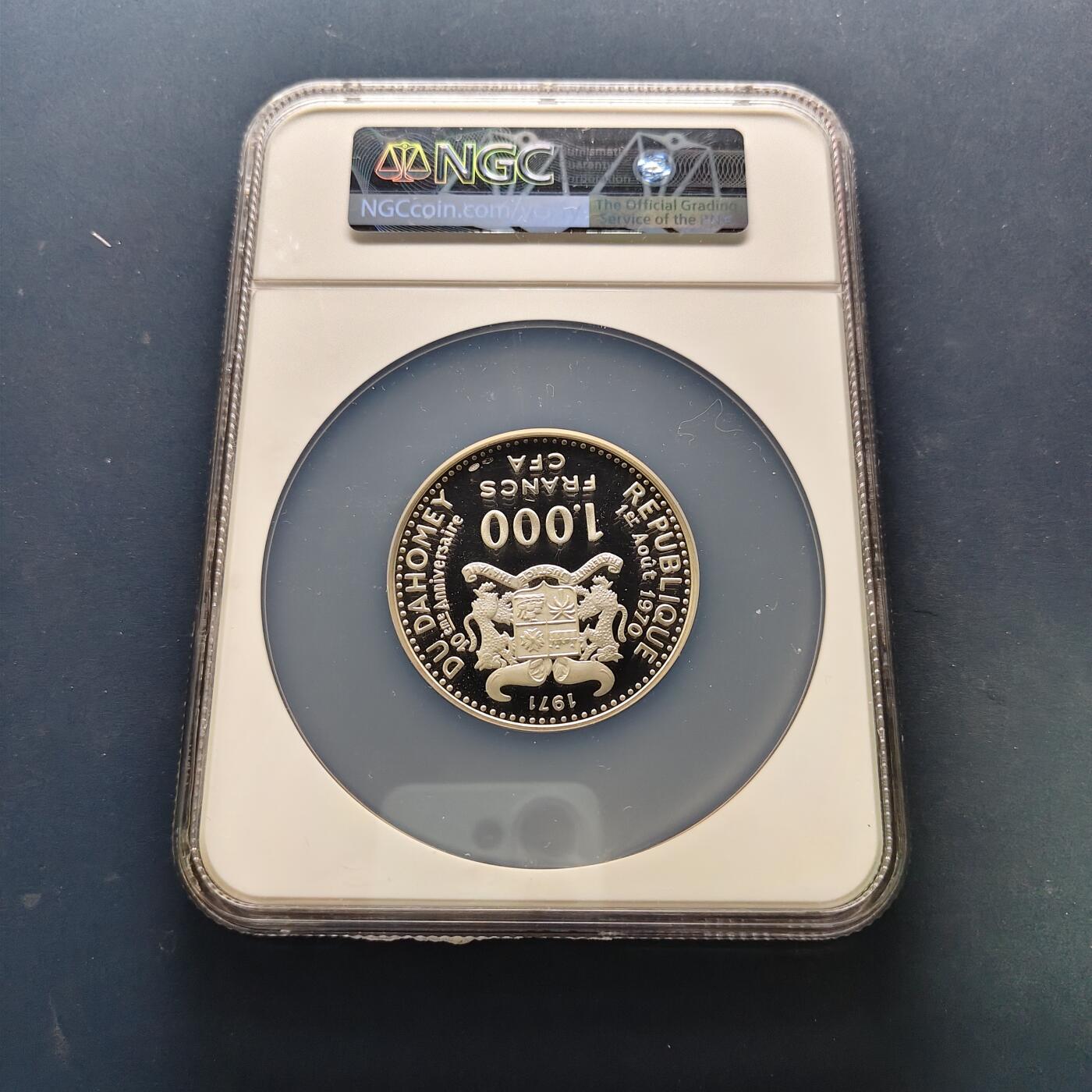 【全场包邮】纯粹捡漏拍503场 【少见】达荷美1971年1000法郎独立十周年精制纪念银币【55毫米51.5克99.9%】-量6500-NGC PF67 ULTRA CAMEO（超大盒）