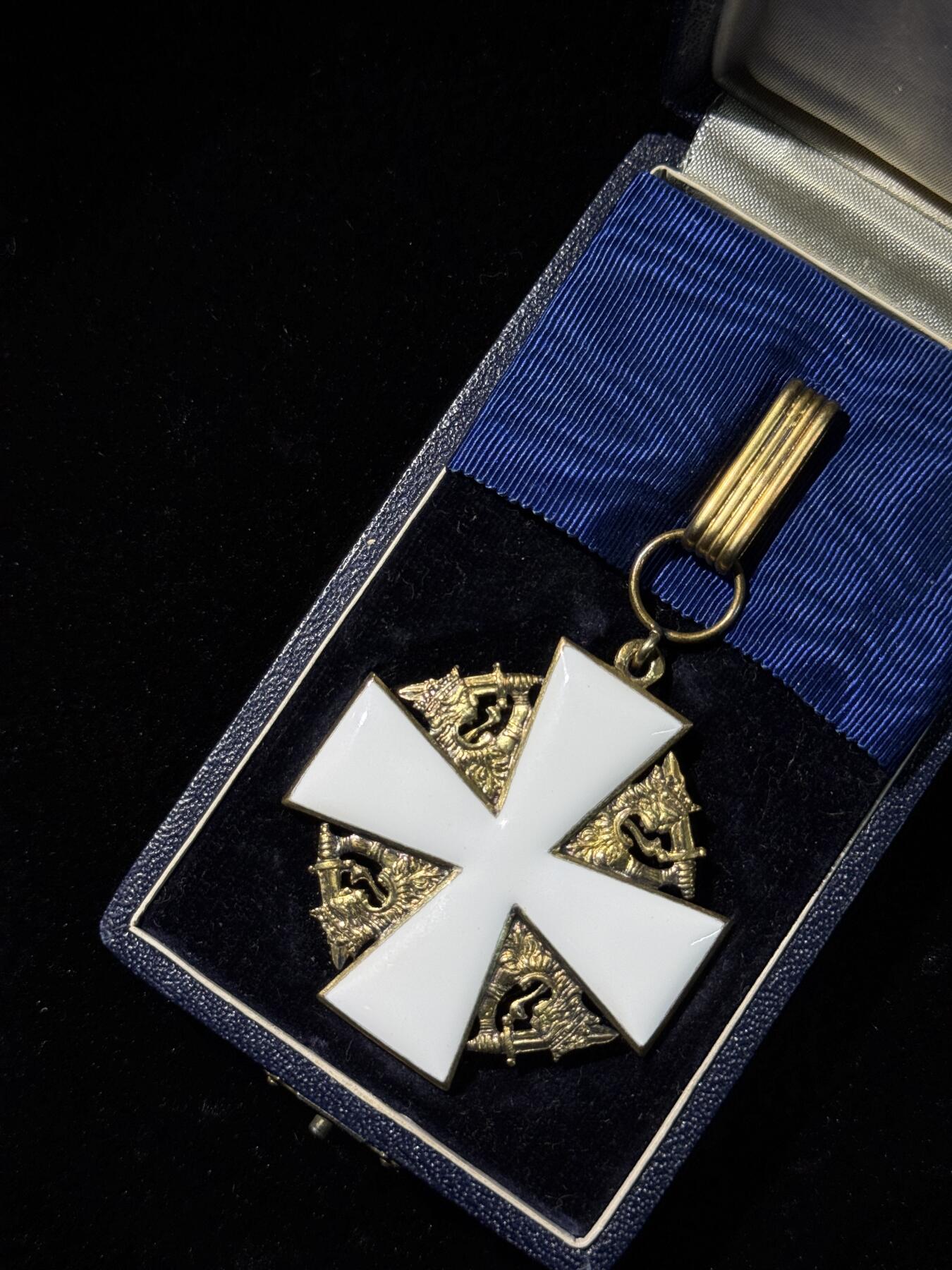 欢庆春节！戎马世界章牌大赏第111期春节大拍 芬兰指挥官级白玫瑰勋章，银制带原盒