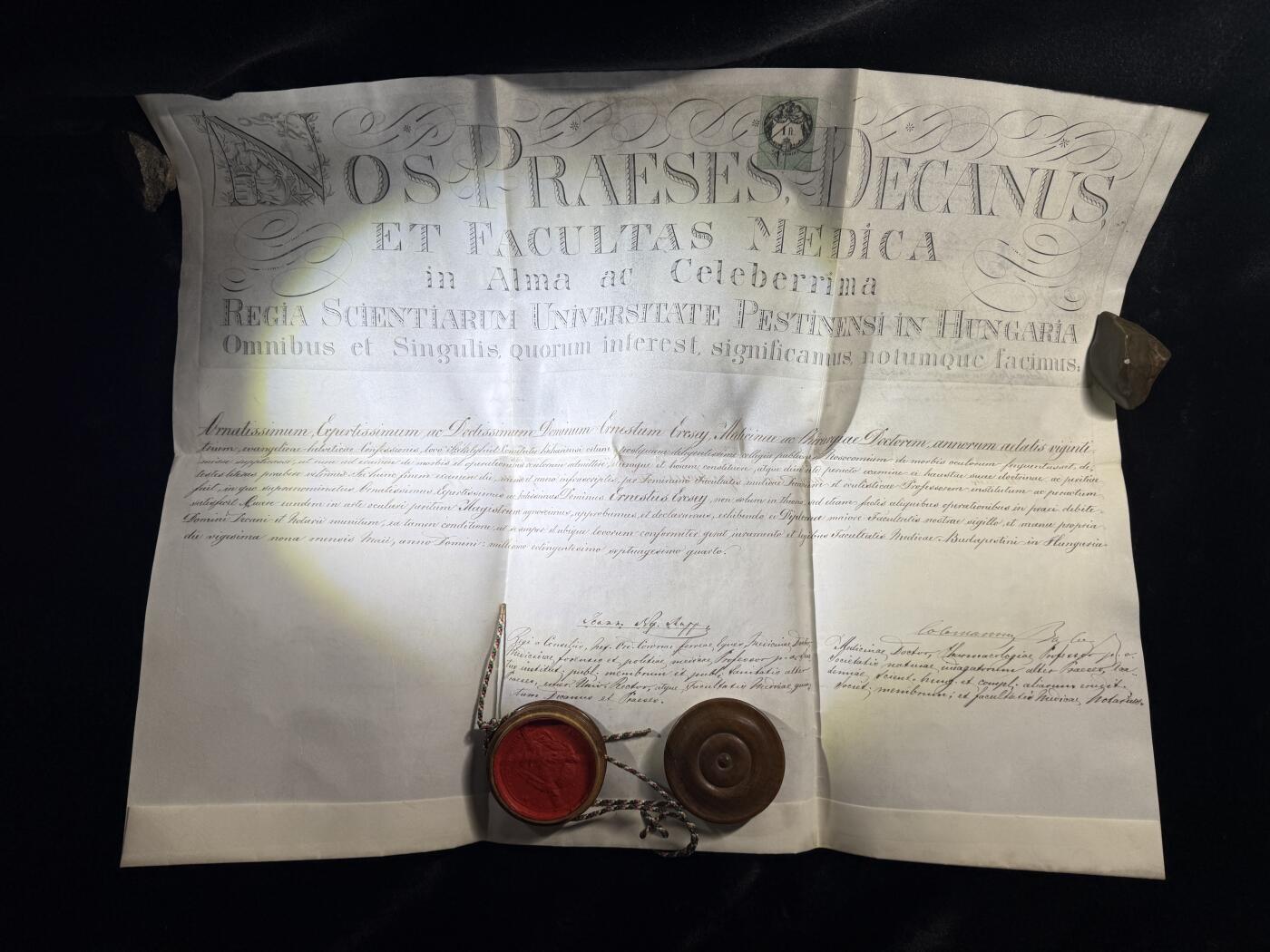 欢庆春节！戎马世界章牌大赏第111期春节大拍 1874年匈牙利佩斯皇家科学大学医学与外科学博士羊皮纸文凭，带挂绳蜡封，尺寸巨大，长约60cm