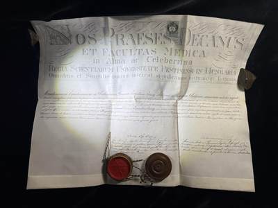 欢庆春节！戎马世界章牌大赏第111期春节大拍 - 1874年匈牙利佩斯皇家科学大学医学与外科学博士羊皮纸文凭，带挂绳蜡封，尺寸巨大，长约60cm