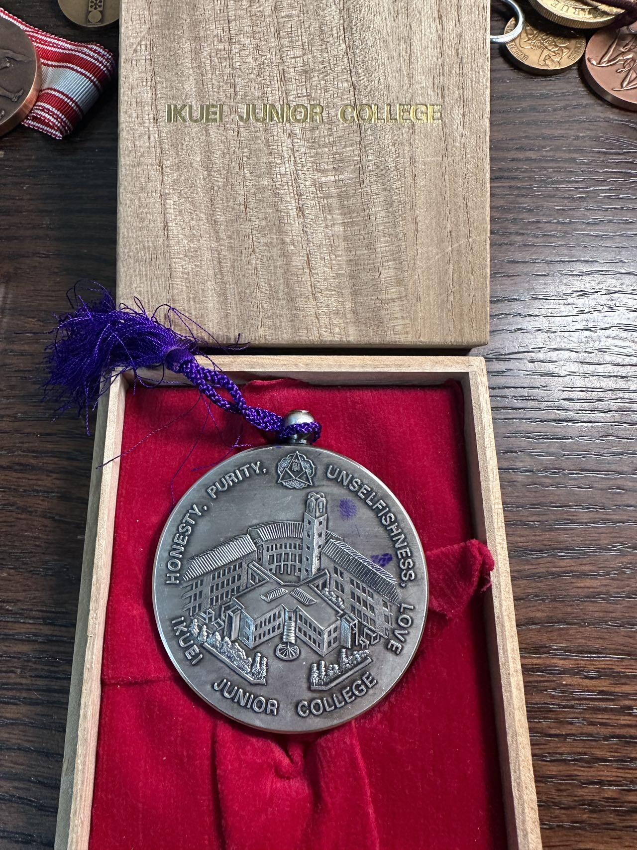 蒂克钱币 -第58场 日本企业章 徽章专场 育英短期大学（Ikuei Junior College）校训正直・純潔・無私・愛 70mm 186g