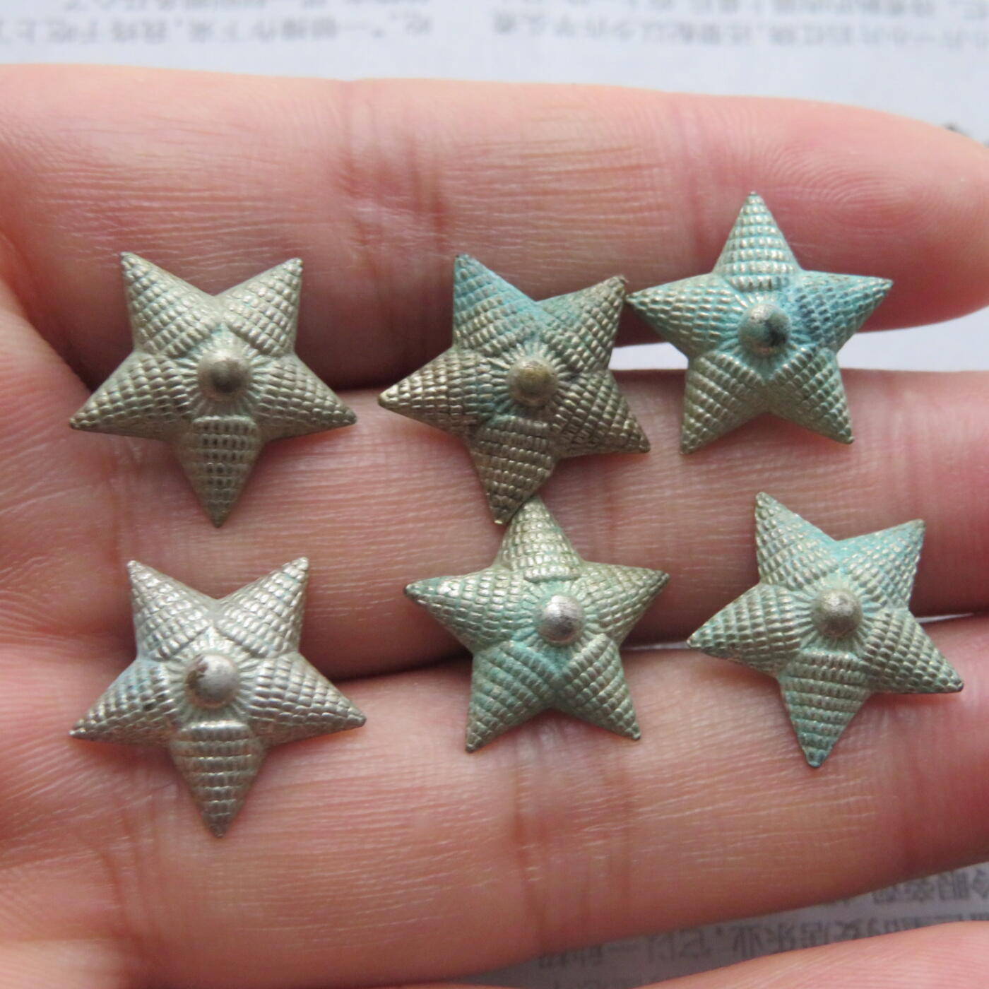 32--未使用过的镀银美品18mm55肩章星星6个一组