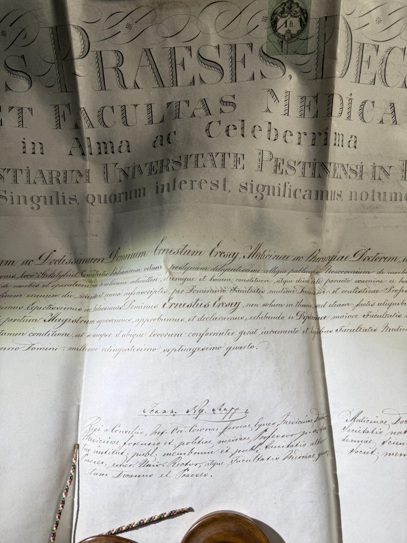 欢庆春节！戎马世界章牌大赏第111期春节大拍 1874年匈牙利佩斯皇家科学大学医学与外科学博士羊皮纸文凭，带挂绳蜡封，尺寸巨大，长约60cm