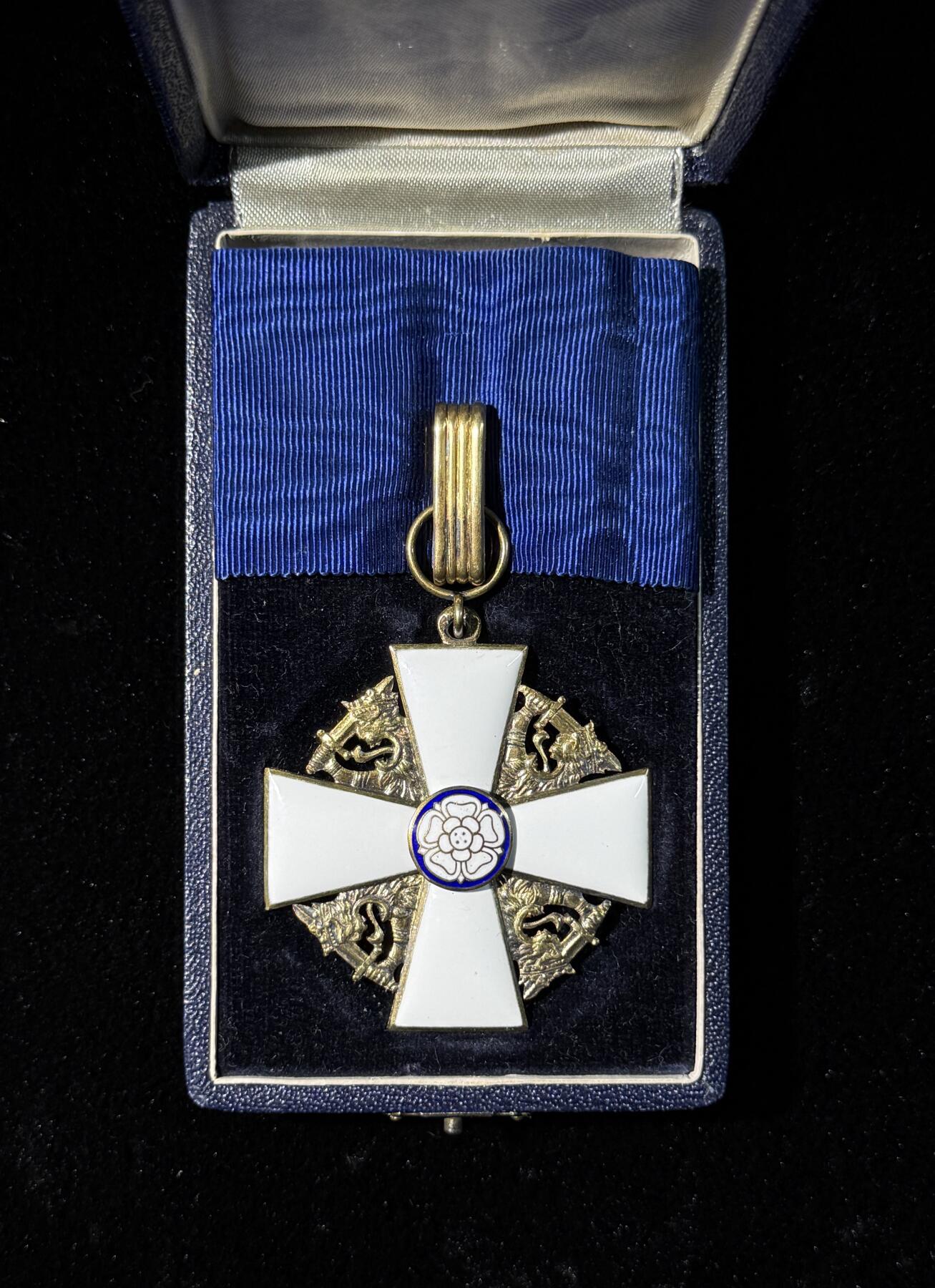 欢庆春节！戎马世界章牌大赏第111期春节大拍 芬兰指挥官级白玫瑰勋章，银制带原盒