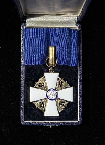 欢庆春节！戎马世界章牌大赏第111期春节大拍 - 芬兰指挥官级白玫瑰勋章，银制带原盒