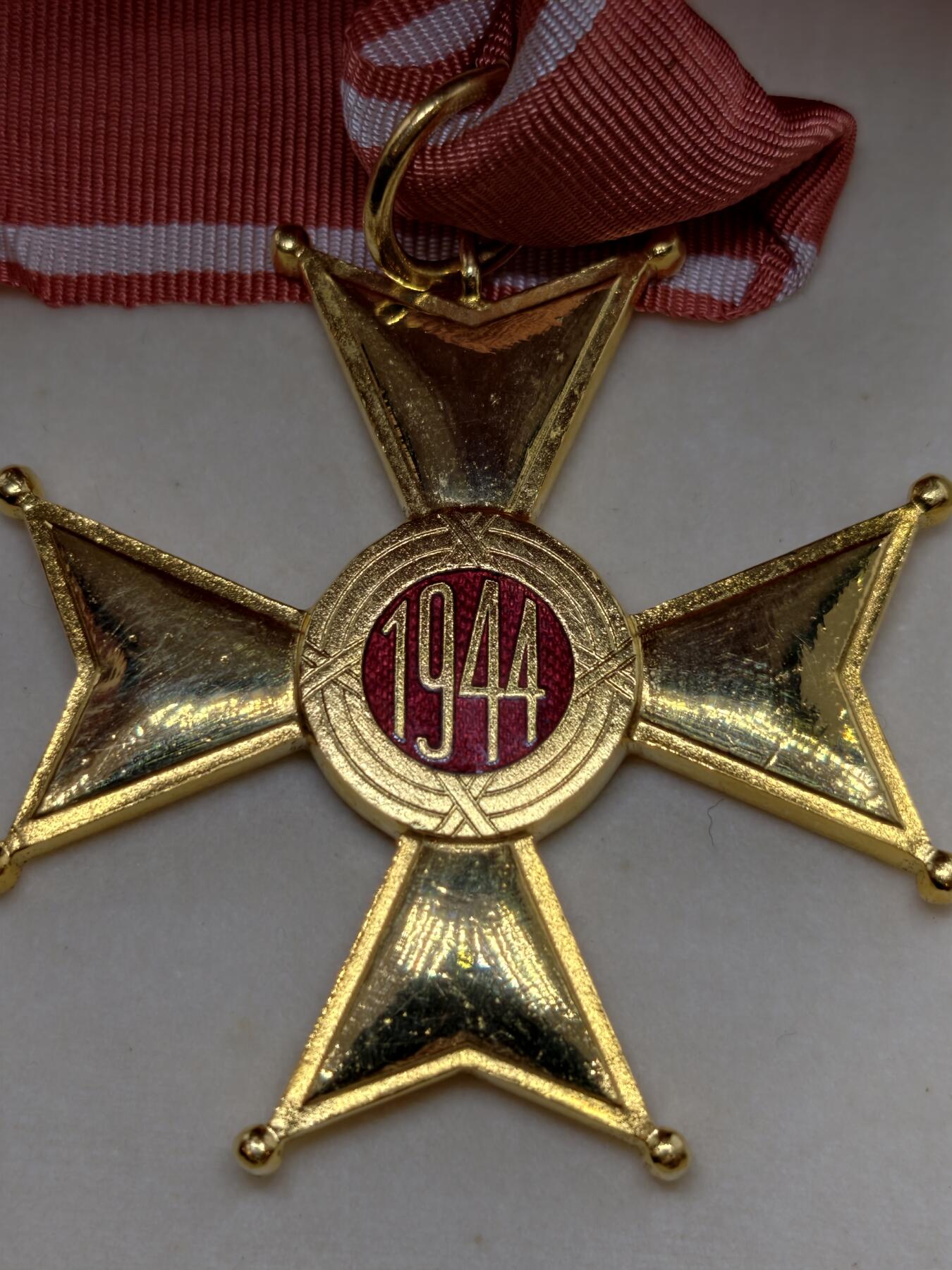 凯旋世界勋赏（第22期新年大拍）（欢迎送拍）（对拍品有疑问请询问客服，不接受到手刀，出价默认拍品品相。请认真阅读拍卖规则！出价默认已认可！）（收到货请录制开箱视频，无视频概不处理问题。） 波兰复兴勋章，颈绶版带证书