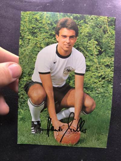 （450件拍品！制服徽章盛宴）罗岚⭐爱藏⭐年前甄选大拍场-店主清仓处理-分享拍场额外现金红包（实体经营） - 联邦德国前国脚--足球运动员 汉斯・穆勒（Hansi Müller--1982年代表联邦德国队获得世界杯亚军）亲笔签名卡  详细看简介