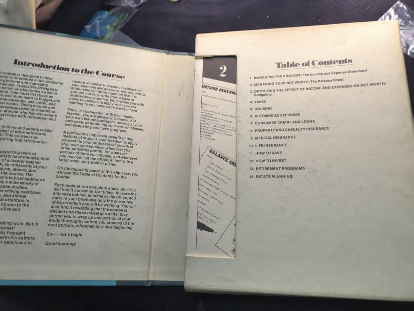 （450件拍品！制服徽章盛宴）罗岚⭐爱藏⭐年前甄选大拍场-店主清仓处理-分享拍场额外现金红包（实体经营） 《How to Manage Your Personal Finances: A Short Course for Professionals》（《如何管理你的个人财务：面向专业人士》）出版于 20 世纪 70-80 年代，是当时美国专业人士进行自我提升和财务规划的重要工具。它将企业财务管理的严谨方法应用于个人理财，这种理念至今仍有很强的指导意义