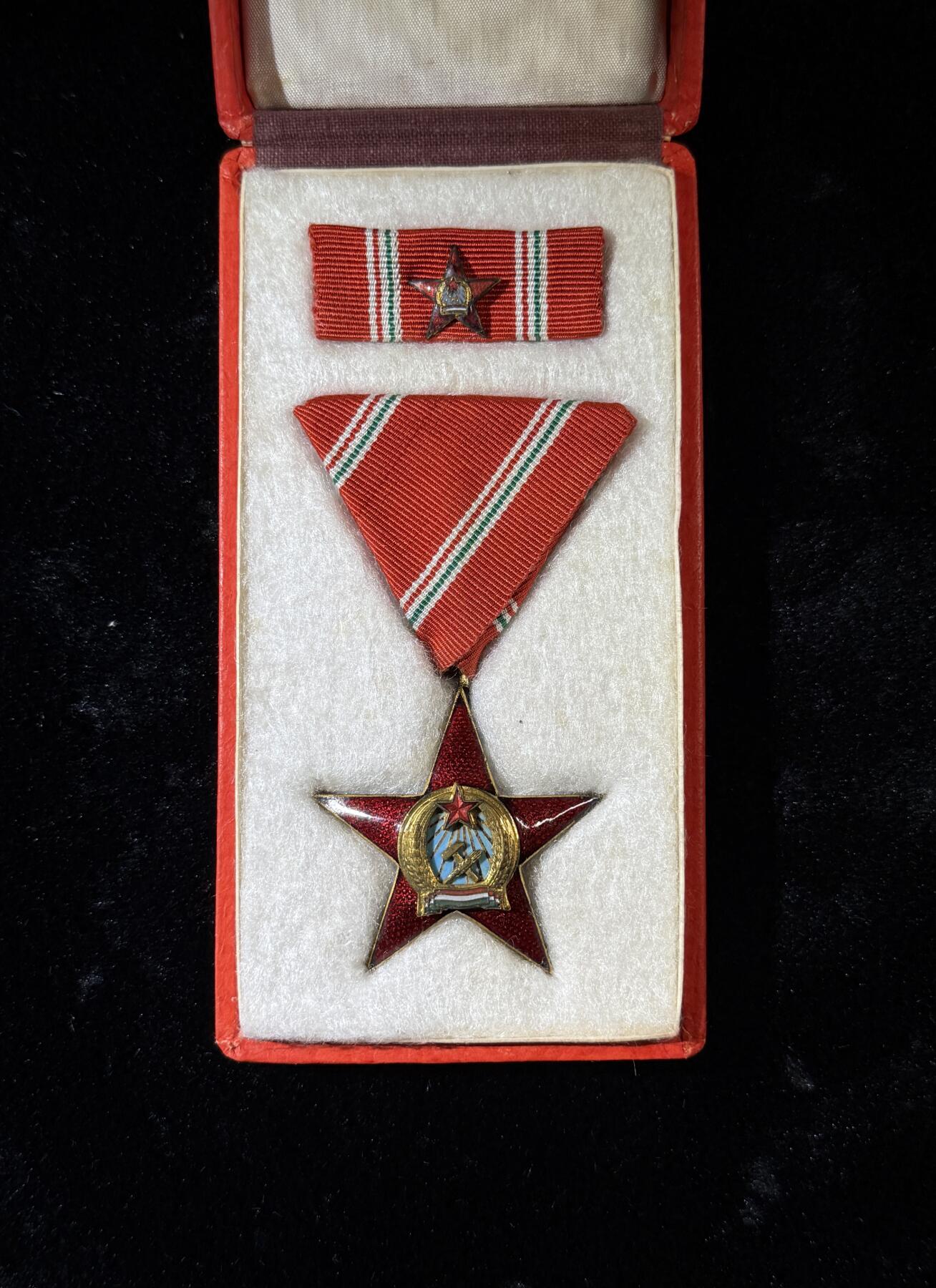 欢庆春节！戎马世界章牌大赏第111期春节大拍 匈牙利金级功勋奖章，使用时期仅在1949～1953，少见，带盒略