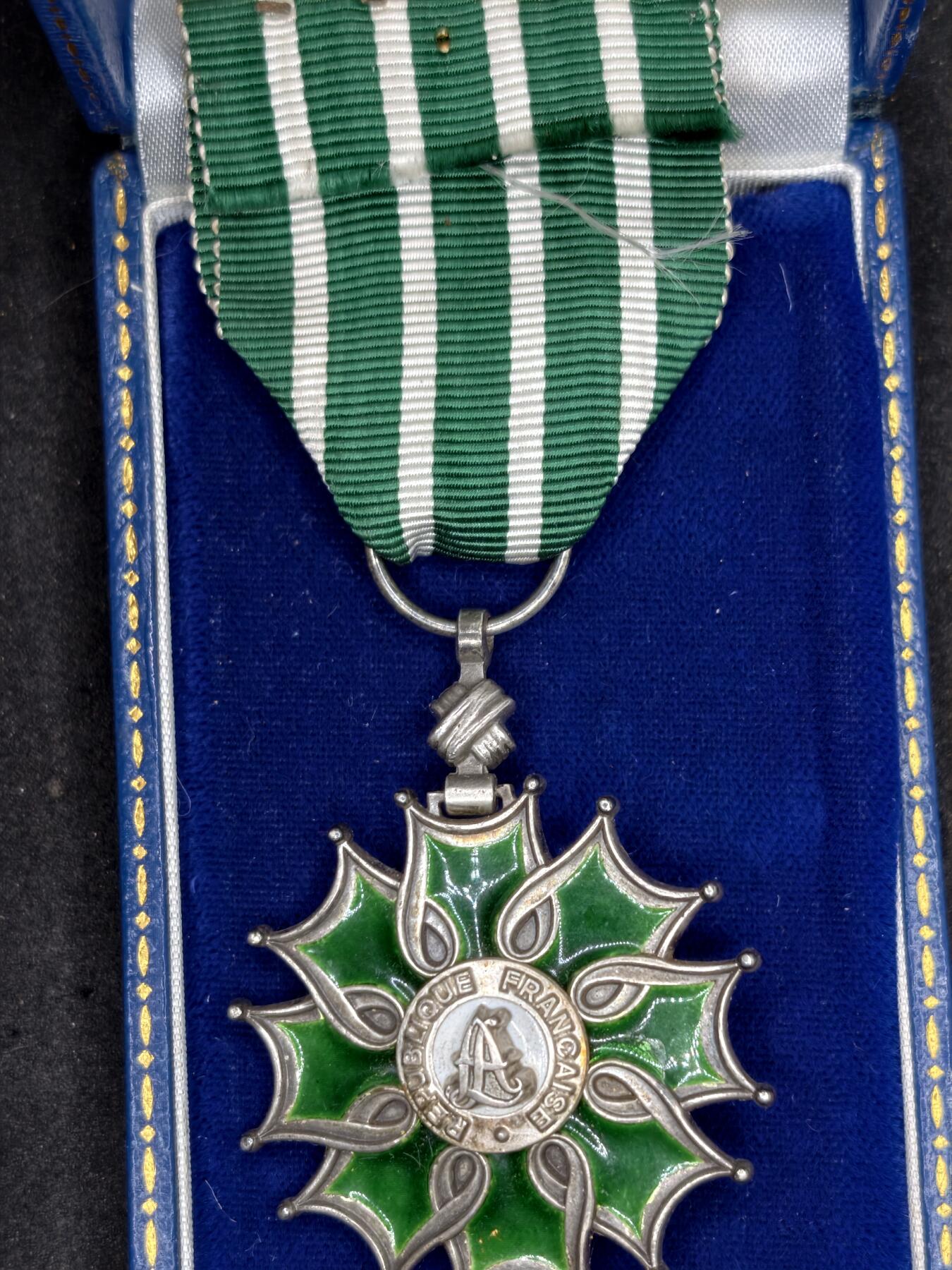 凯旋世界勋赏（第22期新年大拍）（欢迎送拍）（对拍品有疑问请询问客服，不接受到手刀，出价默认拍品品相。请认真阅读拍卖规则！出价默认已认可！）（收到货请录制开箱视频，无视频概不处理问题。） 法国骑士级科学与艺术勋章带盒