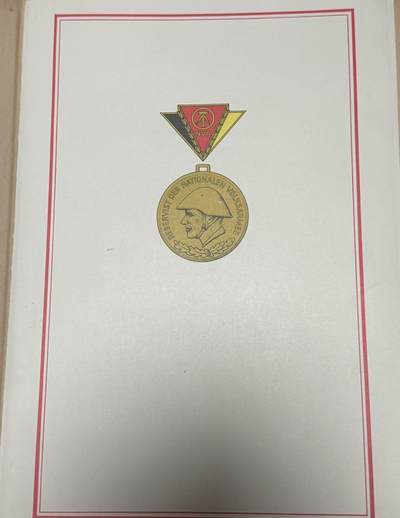 （450件拍品！制服徽章盛宴）罗岚⭐爱藏⭐年前甄选大拍场-店主清仓处理-分享拍场额外现金红包（实体经营） - （授予集体）东德金级预备役军官奖章证书 1984年授予比特费尔德化工联合企业 维修主业部预备役集体，表彰该集体在在国家人民军资深预备役人员社会主义竞赛中取得的成绩，授予集体的预备役军官奖章证书非常稀少