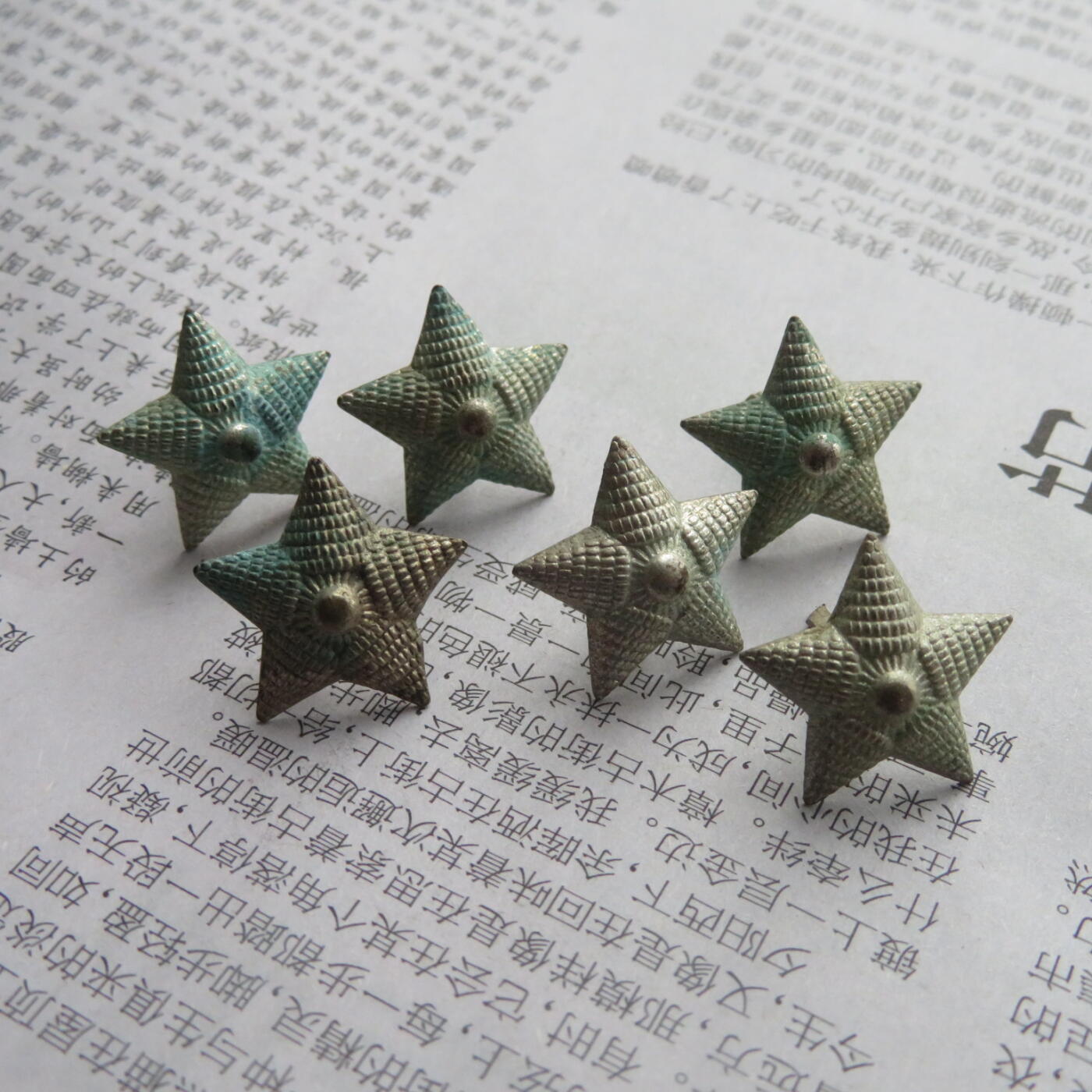 32--未使用过的镀银美品18mm55肩章星星6个一组