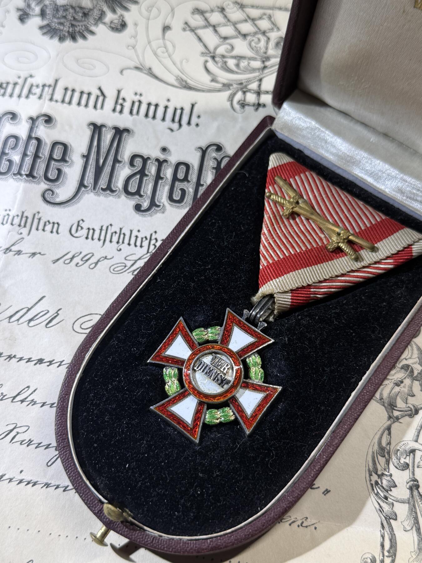 欢庆春节！戎马世界章牌大赏第111期春节大拍 奥匈帝国三级军事功勋十字勋章（MVK3），附带一张1898年奥匈中尉委任状 章体由AE厂制作，带银标和厂标，花环为1914年改制前的绿珐琅花环，极其少见，珐琅有轻微瑕疵