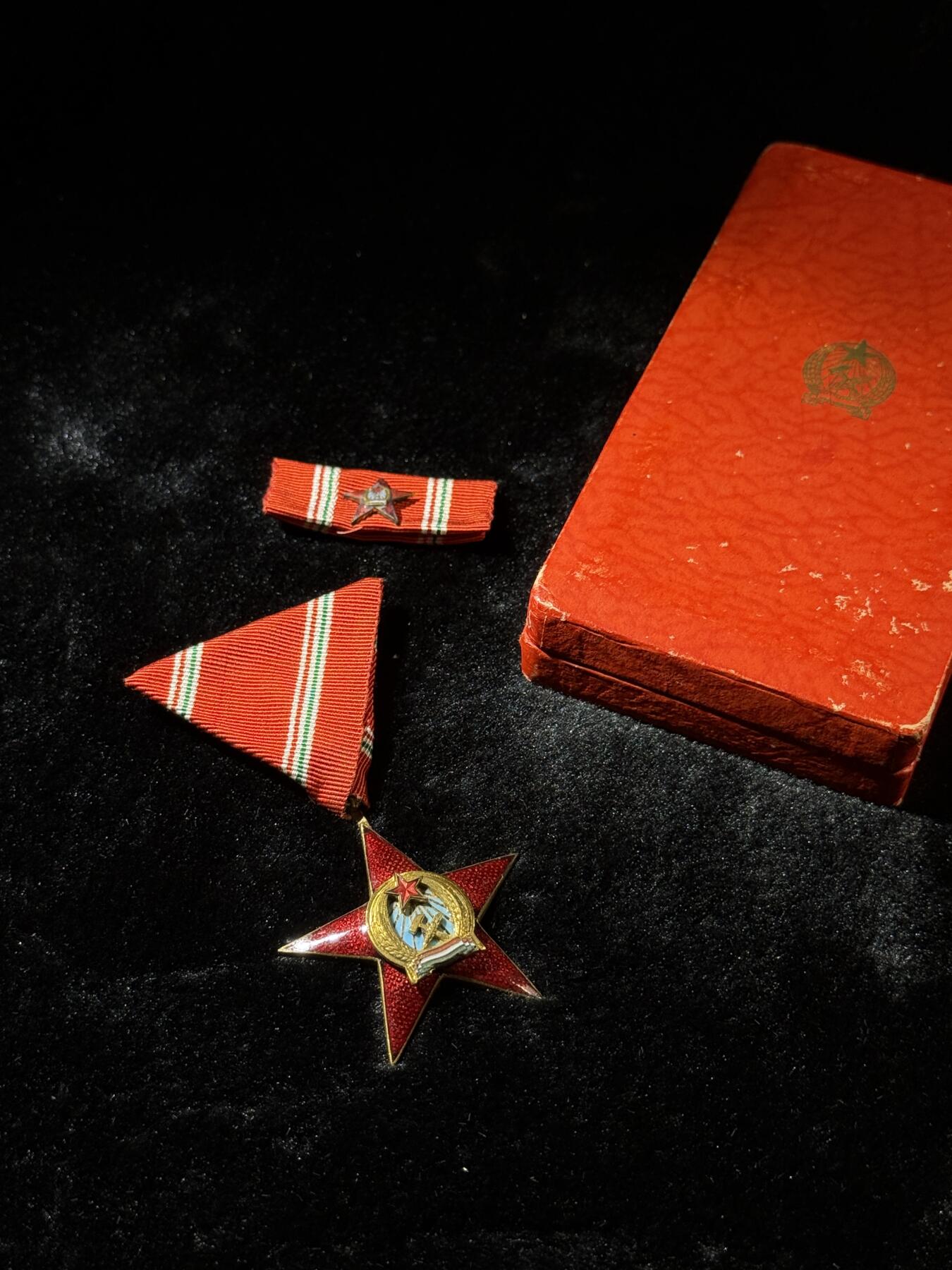 欢庆春节！戎马世界章牌大赏第111期春节大拍 匈牙利金级功勋奖章，使用时期仅在1949～1953，少见，带盒略