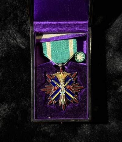 欢庆春节！戎马世界章牌大赏第111期春节大拍 - 功五级金鸱章，银字盒，盒略齐全