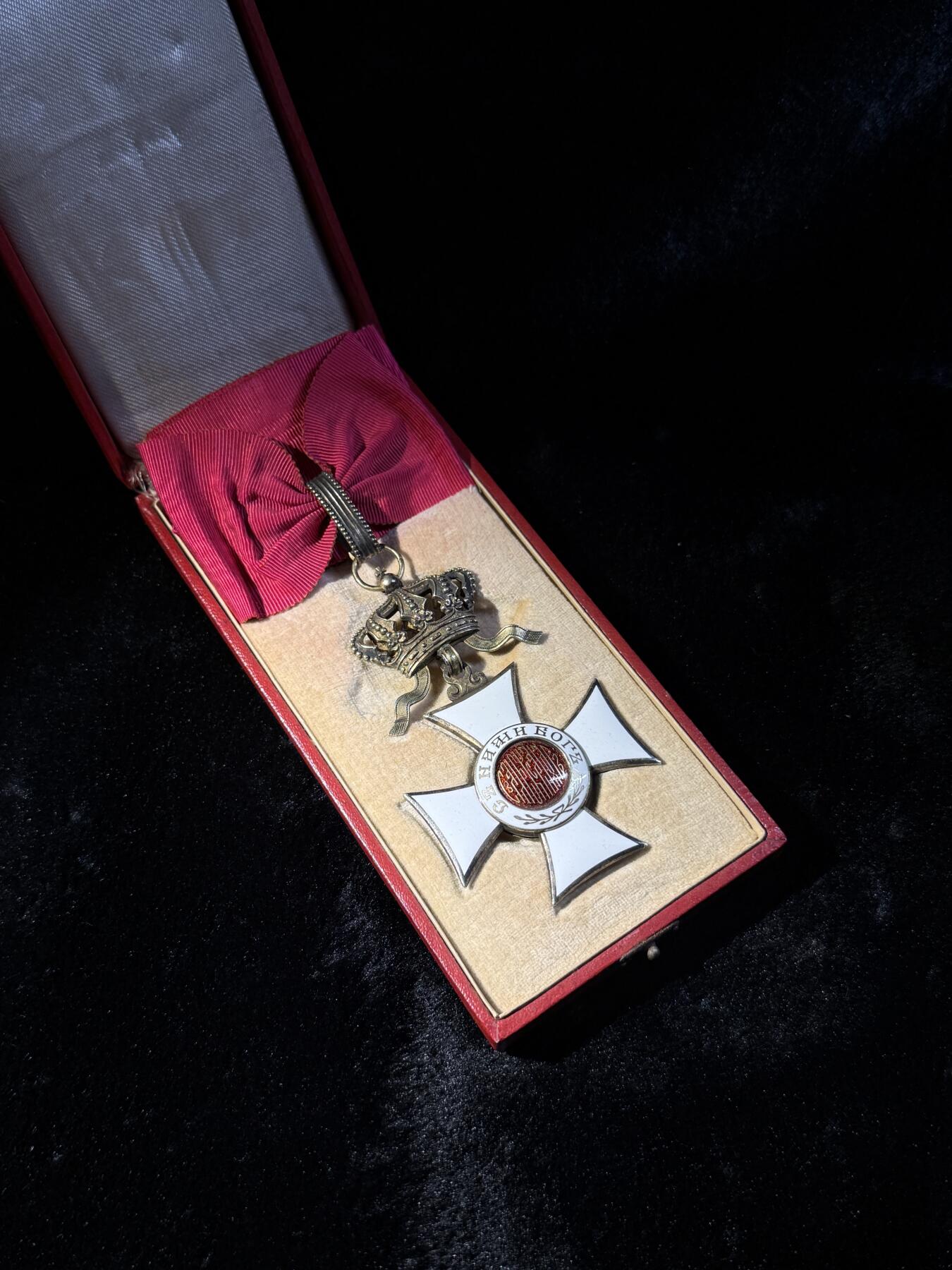 欢庆春节！戎马世界章牌大赏第111期春节大拍 保加利亚三级圣亚利山大勋章，章体为斐迪南大公版 盒子为后期国王鲍里斯三世版（章放进去会导致盒子扣不上）