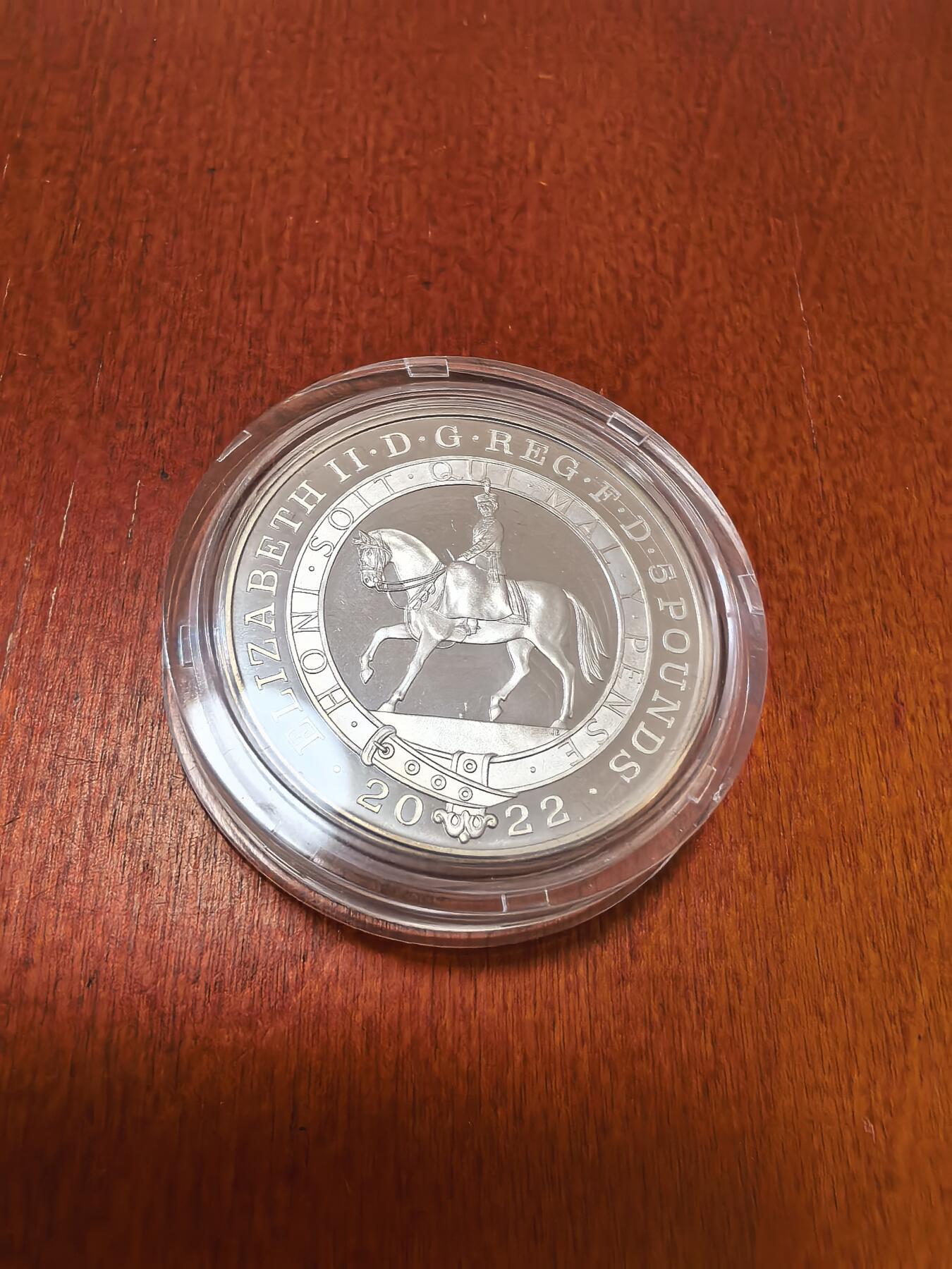 长老汇蛇年精选第一百场拍卖 2022 英国伊丽莎白二世在位七十周年纪念5英镑精制加厚银币，盒证全，56.56克925银，1952枚