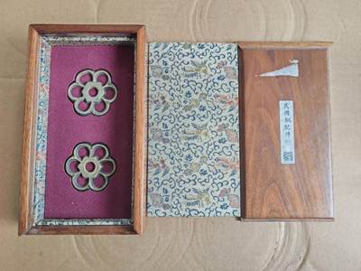 评级三包杂件 - 民国铜花饰，木制锦盒