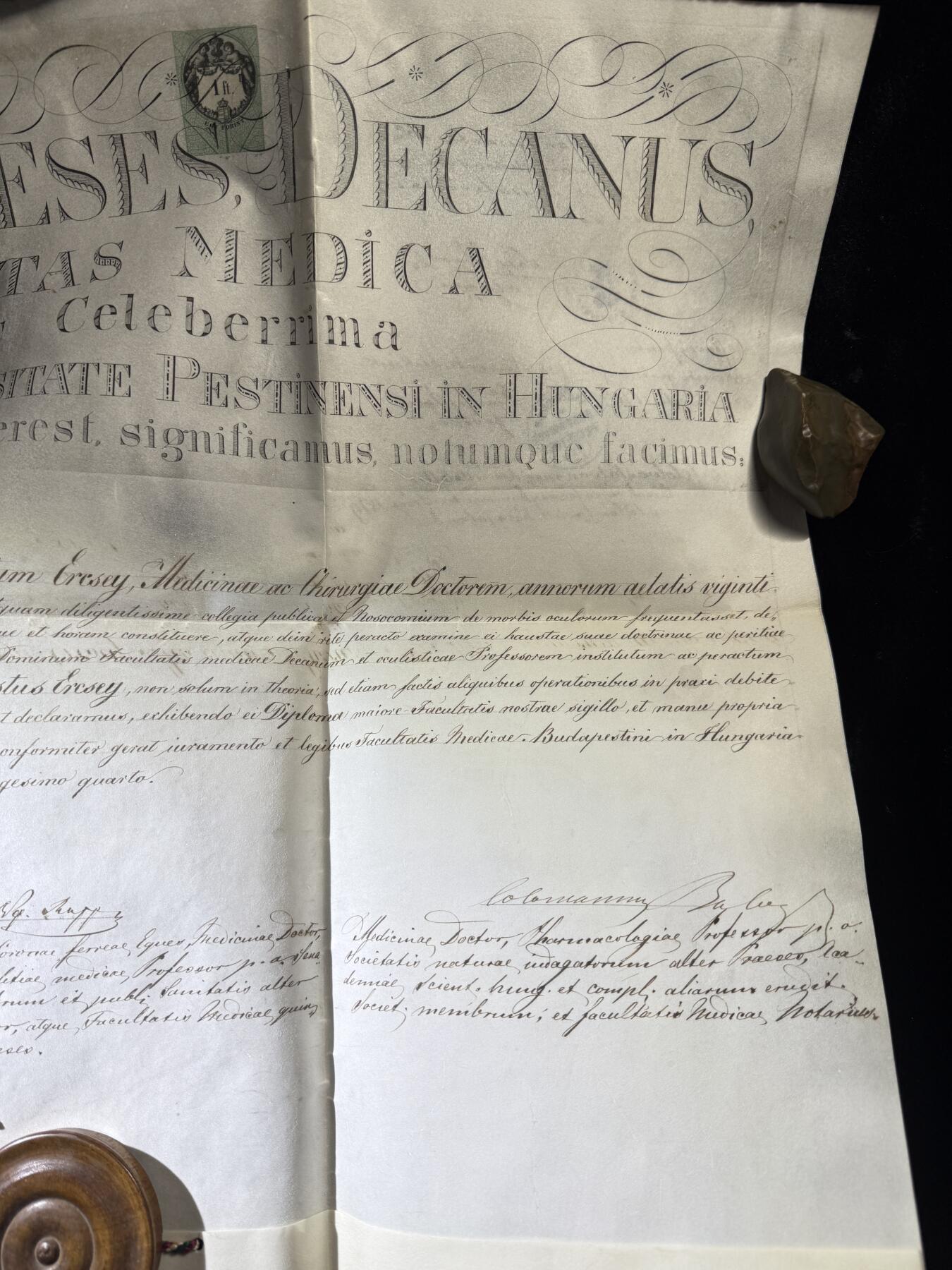 欢庆春节！戎马世界章牌大赏第111期春节大拍 1874年匈牙利佩斯皇家科学大学医学与外科学博士羊皮纸文凭，带挂绳蜡封，尺寸巨大，长约60cm
