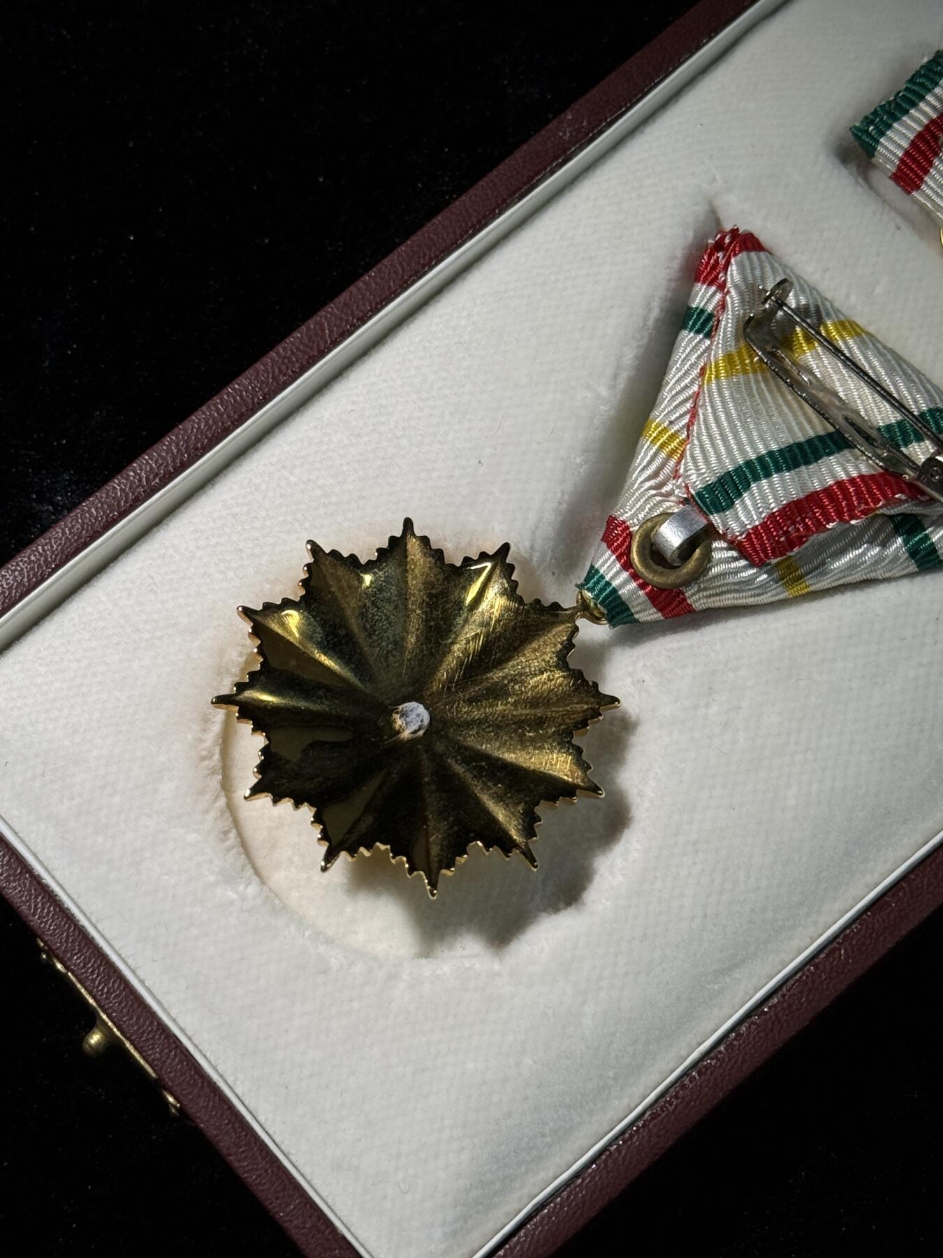 欢庆春节！戎马世界章牌大赏第111期春节大拍 匈牙利金环级（人民）共和国之星勋章，使用时期1984～1990年，带盒略，非常少见