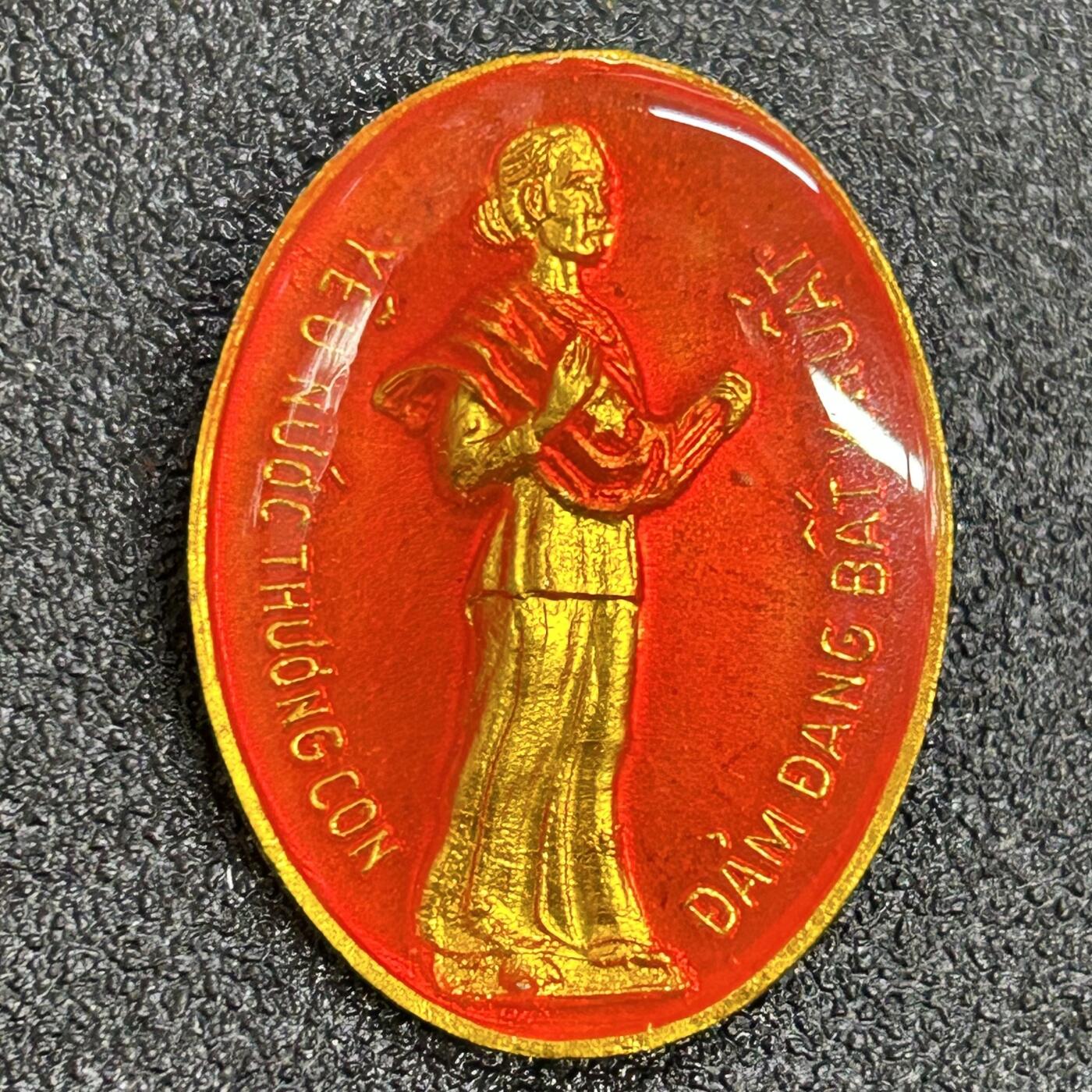 西秦中古拍卖第七十七期 2026马年新春专场 本场拍品年初九发出 越南英雄母亲证章 在战争中有丈夫或者子女死于战争或者严重伤残的越南女性佩戴