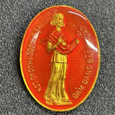 西秦中古拍卖第七十七期 2026马年新春专场 本场拍品年初九发出 - 越南英雄母亲证章 在战争中有丈夫或者子女死于战争或者严重伤残的越南女性佩戴