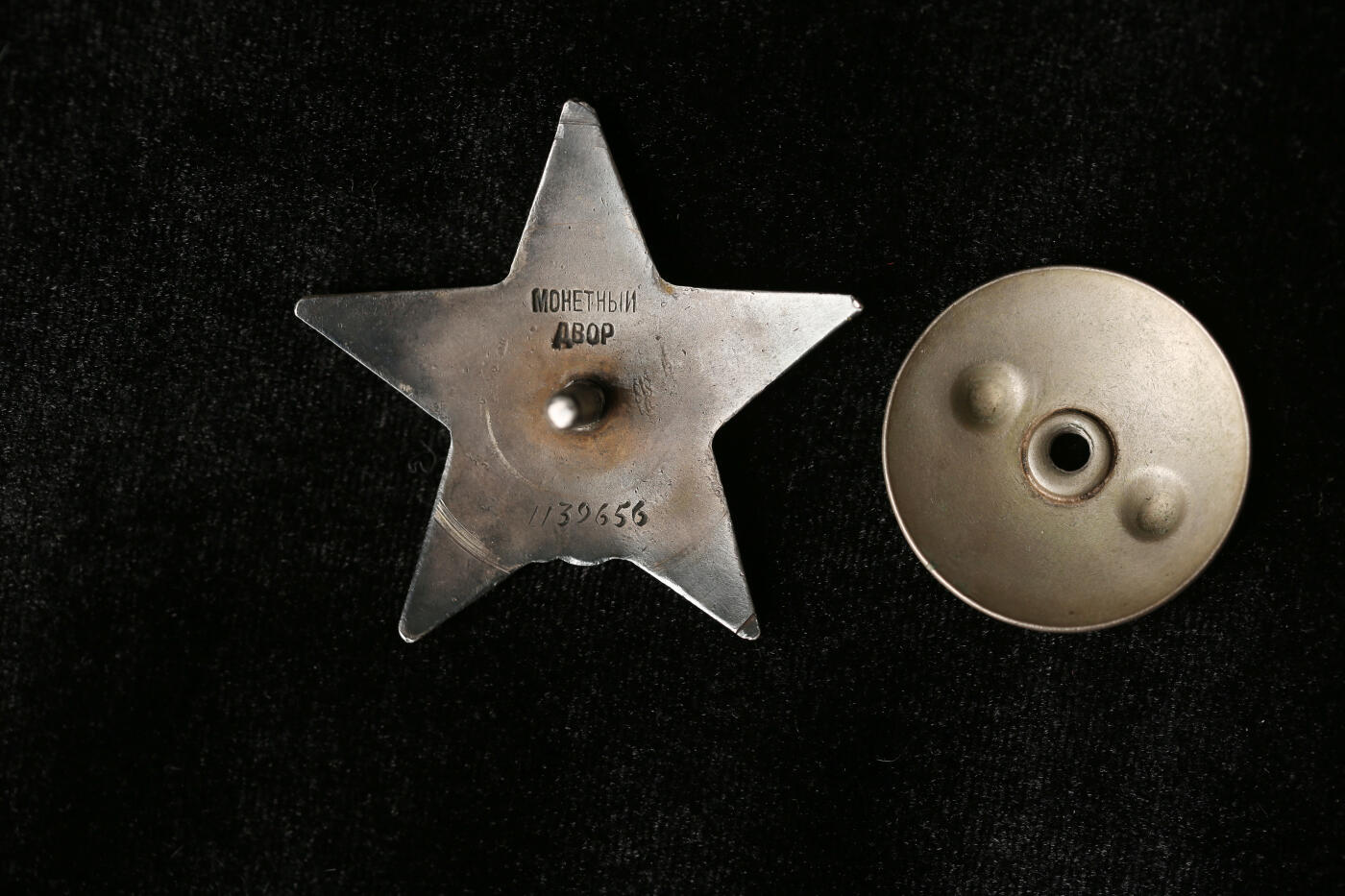 欢庆春节！戎马世界章牌大赏第111期春节大拍 苏联红星勋章，号段1139656，民事想过，得主为“列伊德•维德戈什斯基“公司-“格丹斯克”号轮船船长，因架设桥梁获得，珐琅全补