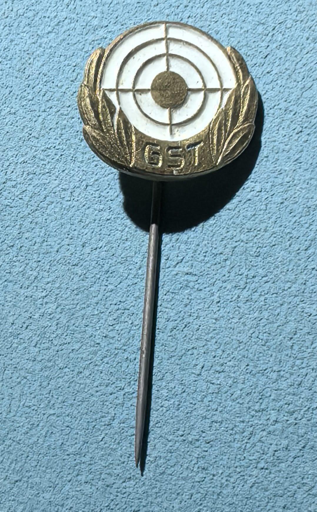 盛世勋华——号角文化勋章邮票专场拍卖第305期 东德体育和技术协会（GST）射击能手证章别针