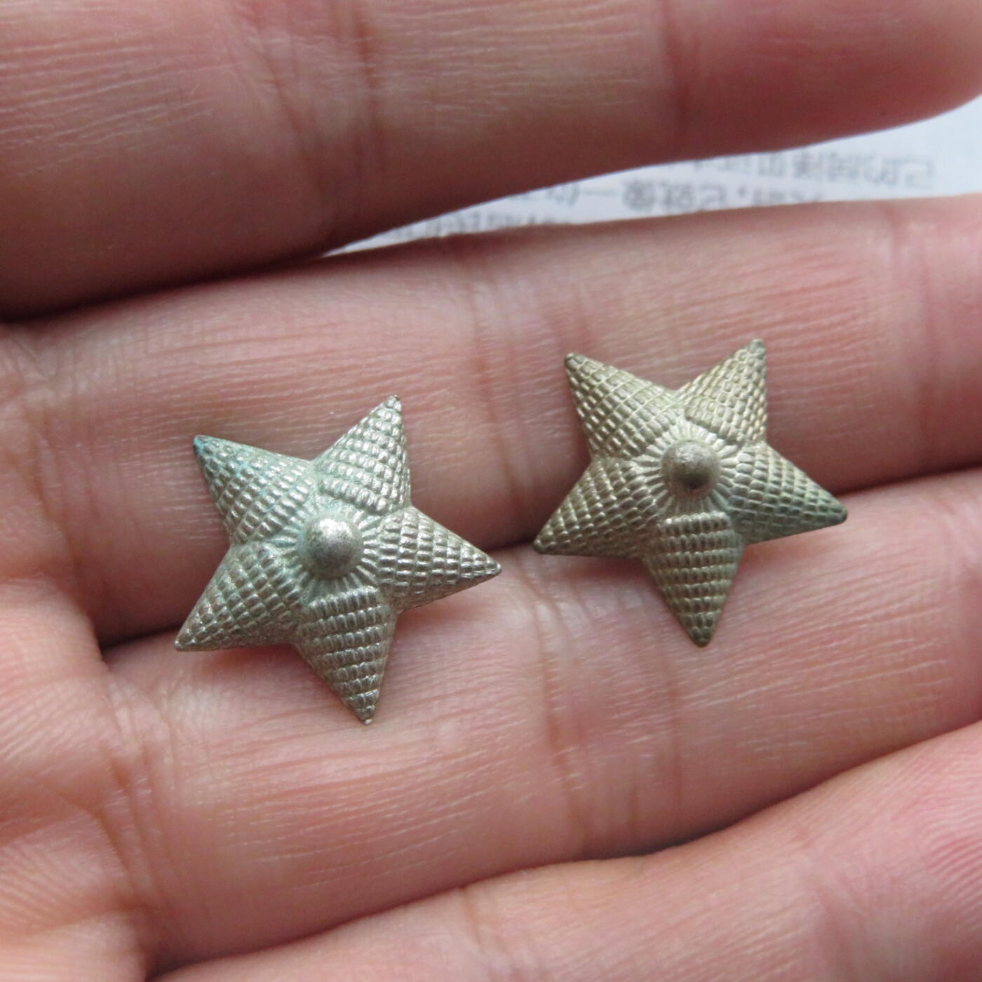 33--未使用过的镀银美品18mm55肩章星星2个一组