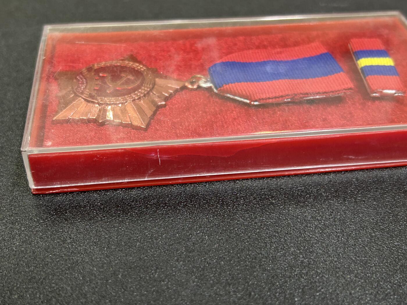 西秦中古拍卖第七十七期 2026马年新春专场 本场拍品年初九发出 老挝三级劳动勋章 原盒带勋略 早期铜制版