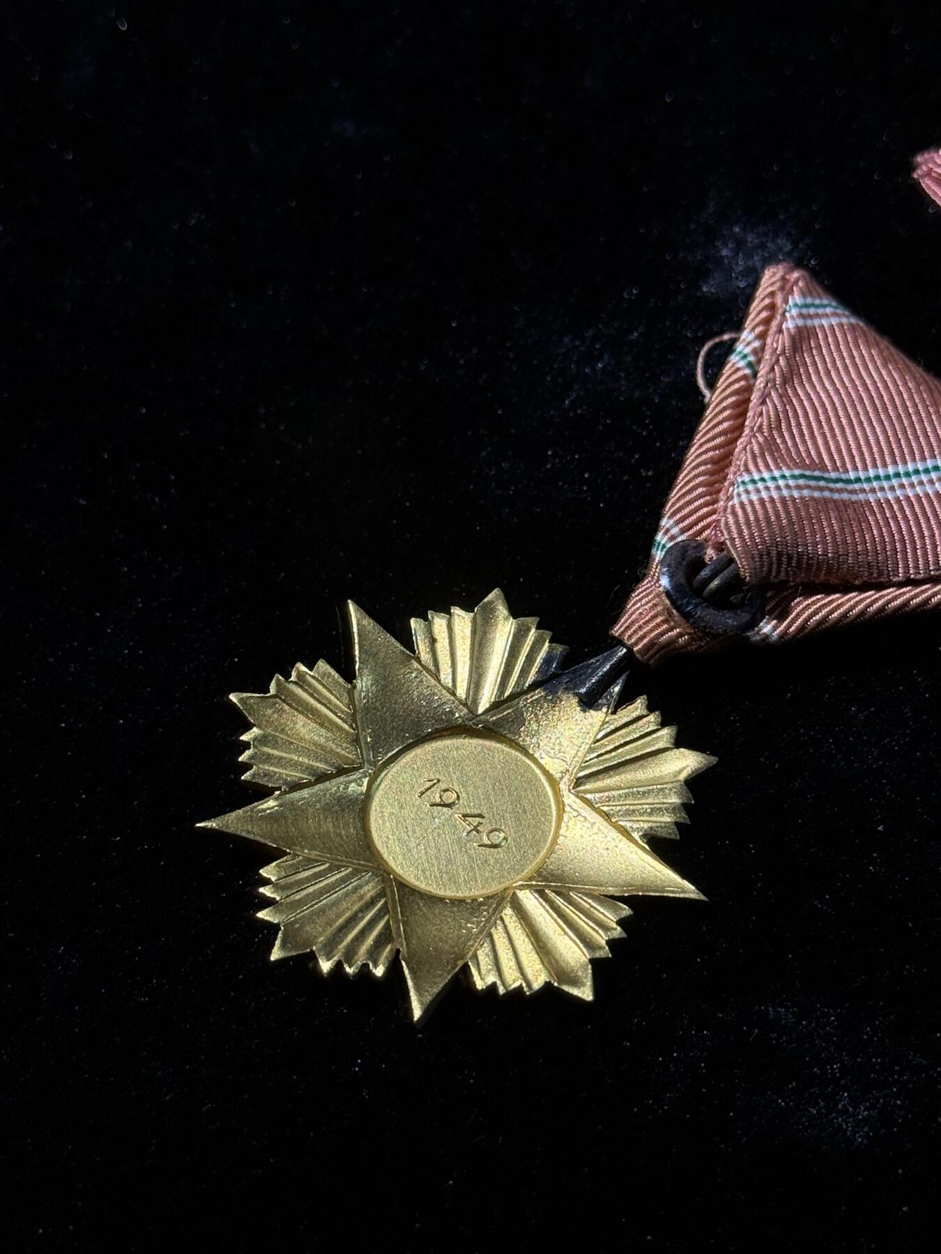 欢庆春节！戎马世界章牌大赏第111期春节大拍 匈牙利二级功勋勋章挂章，带mini章，授予时期1949～1953，匈牙利高级勋赏，非常少见