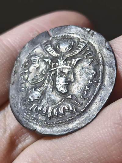 罕见精品!匈人部落-寄多罗王朝，“巴赫拉姆·贵霜王”时期（约公元350-380年）。德拉克马银币，健陀螺打制，正面为身着衣袍、蓄须的萨珊风格帝王面右半身胸像，头戴华丽王冠