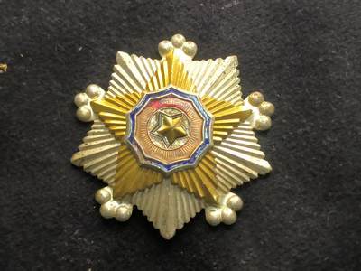 （450件拍品！制服徽章盛宴）罗岚⭐爱藏⭐年前甄选大拍场-店主清仓处理-分享拍场额外现金红包（实体经营） - 朝鲜人民民主主义共和国 二级国旗勋章 早期平板