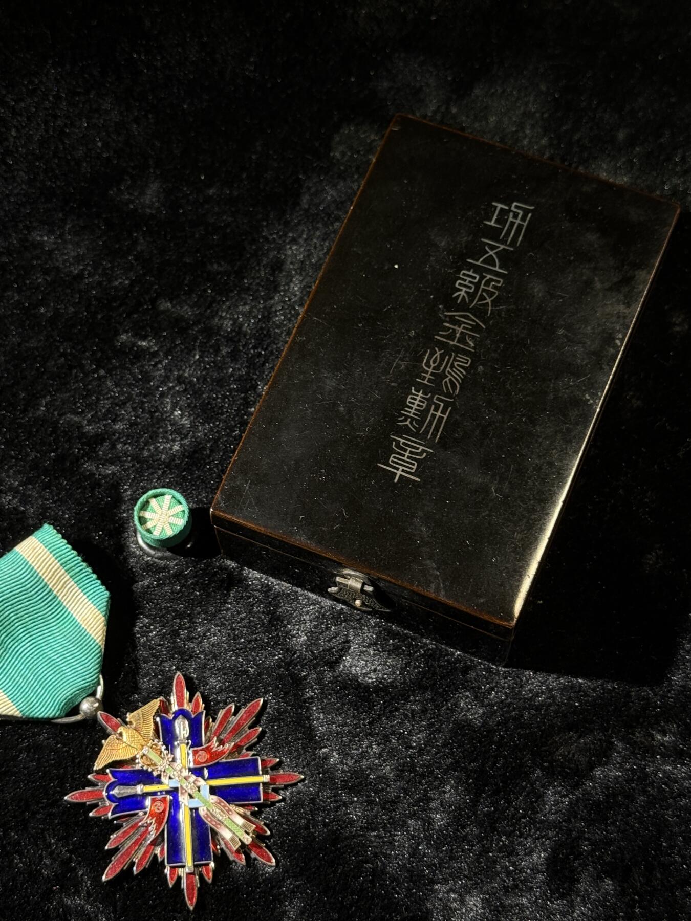 欢庆春节！戎马世界章牌大赏第111期春节大拍 功五级金鸱章，银字盒，盒略齐全