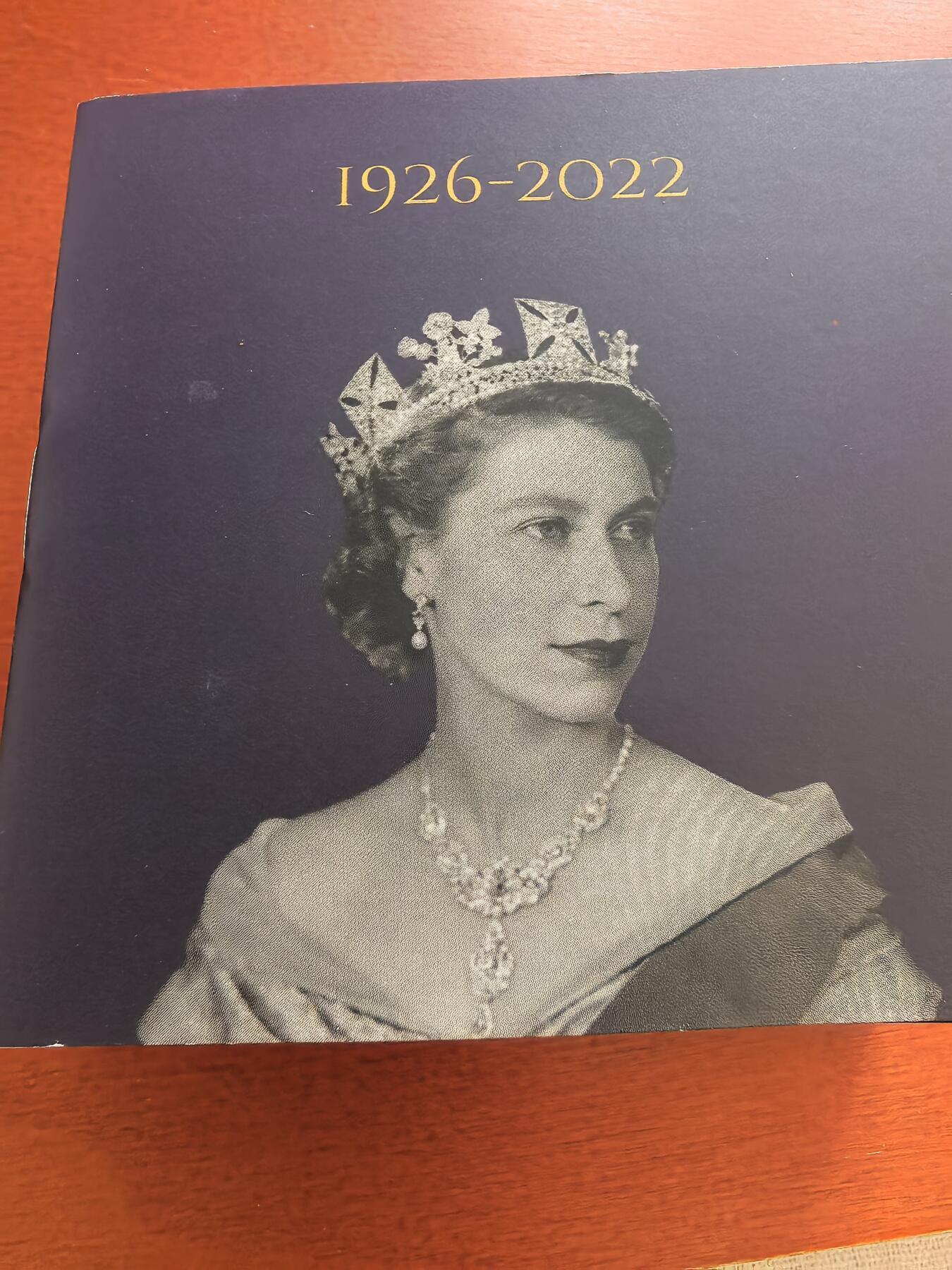 长老汇蛇年精选第一百场拍卖 2022英国伊丽莎白女王去世5英镑精制加厚银币，56.56克925银，盒证全