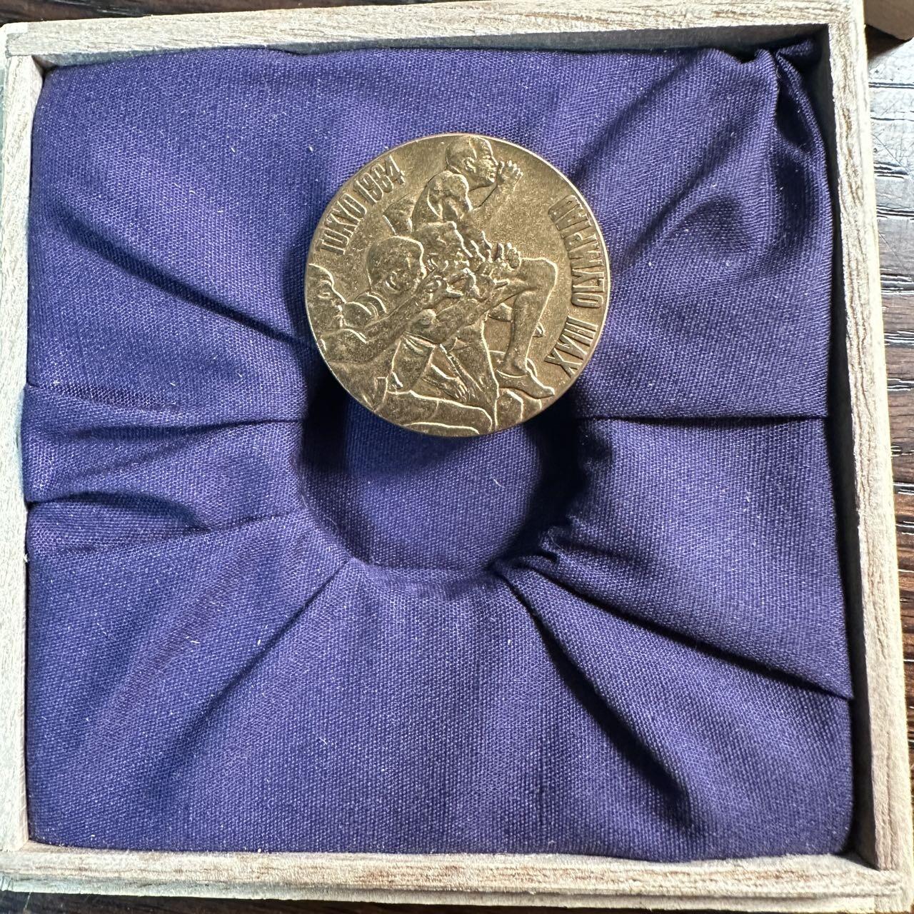 蒂克钱币 -第58场 日本企业章 徽章专场 1964年 东京奥运会 少见木盒包装