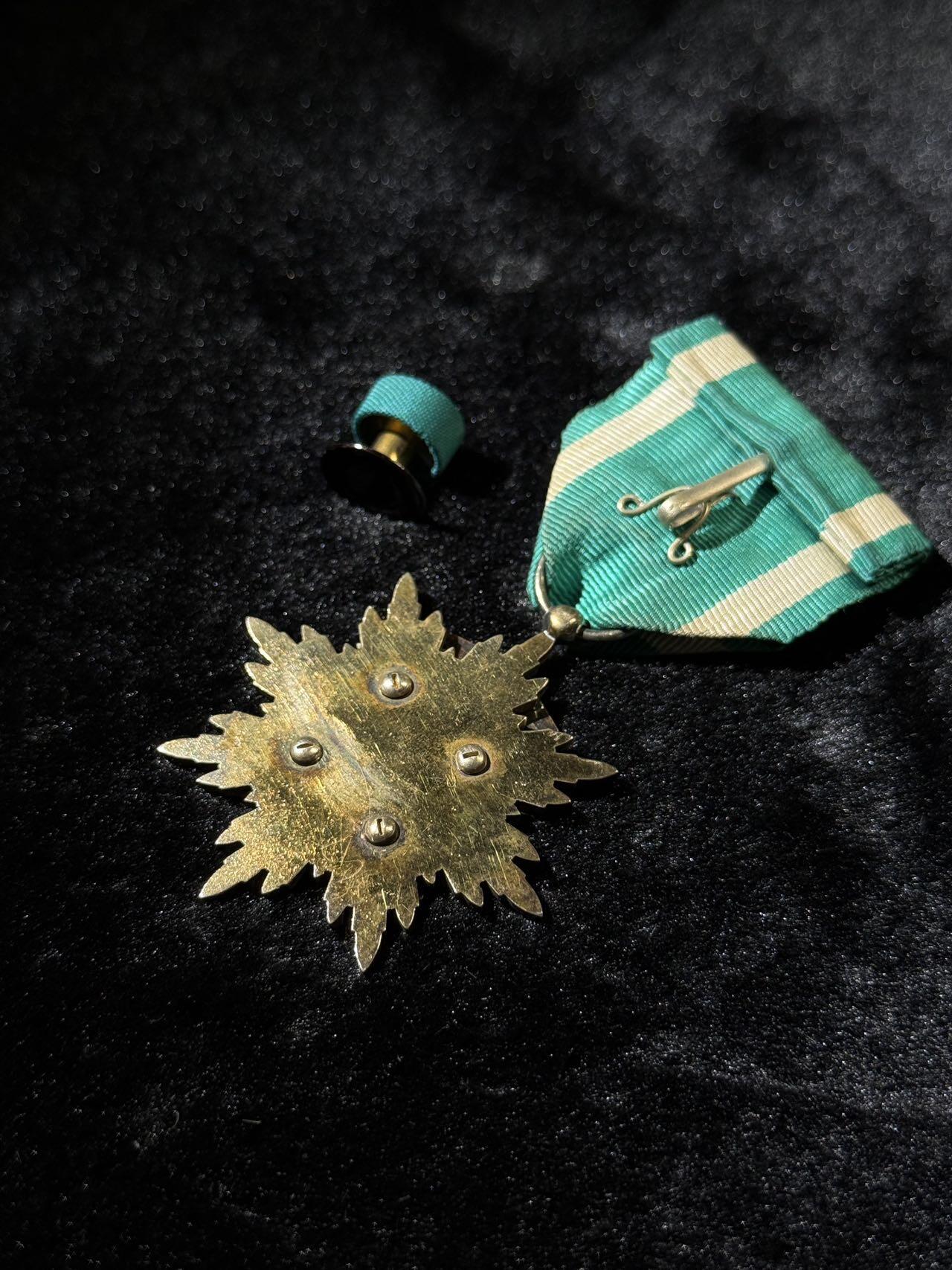 欢庆春节！戎马世界章牌大赏第111期春节大拍 功四级金鸱章，珐琅轻微瑕疵，盒子有破损