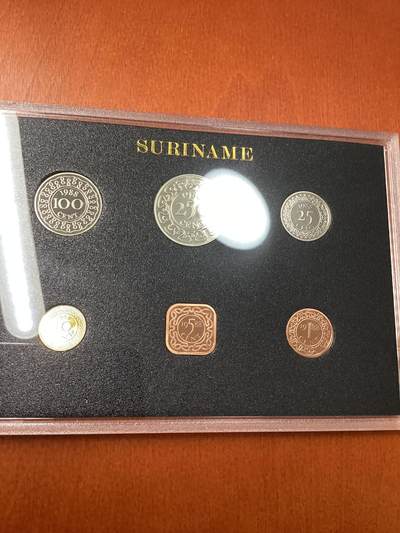 长老汇蛇年精选第一百场拍卖 - 1988苏里南精制套币5枚，盒证全，英国皇家造币厂，红色盒子