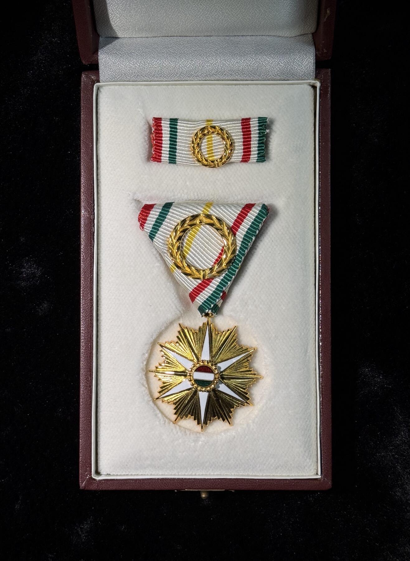 欢庆春节！戎马世界章牌大赏第111期春节大拍 匈牙利金环级（人民）共和国之星勋章，使用时期1984～1990年，带盒略，非常少见