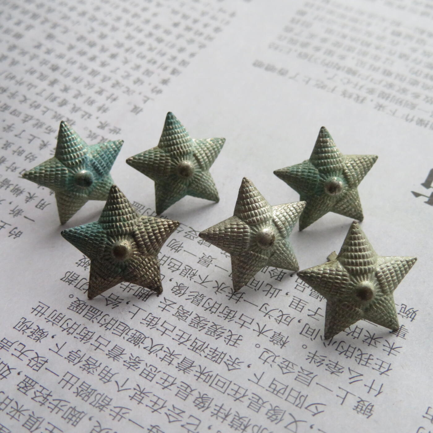 32--未使用过的镀银美品18mm55肩章星星6个一组