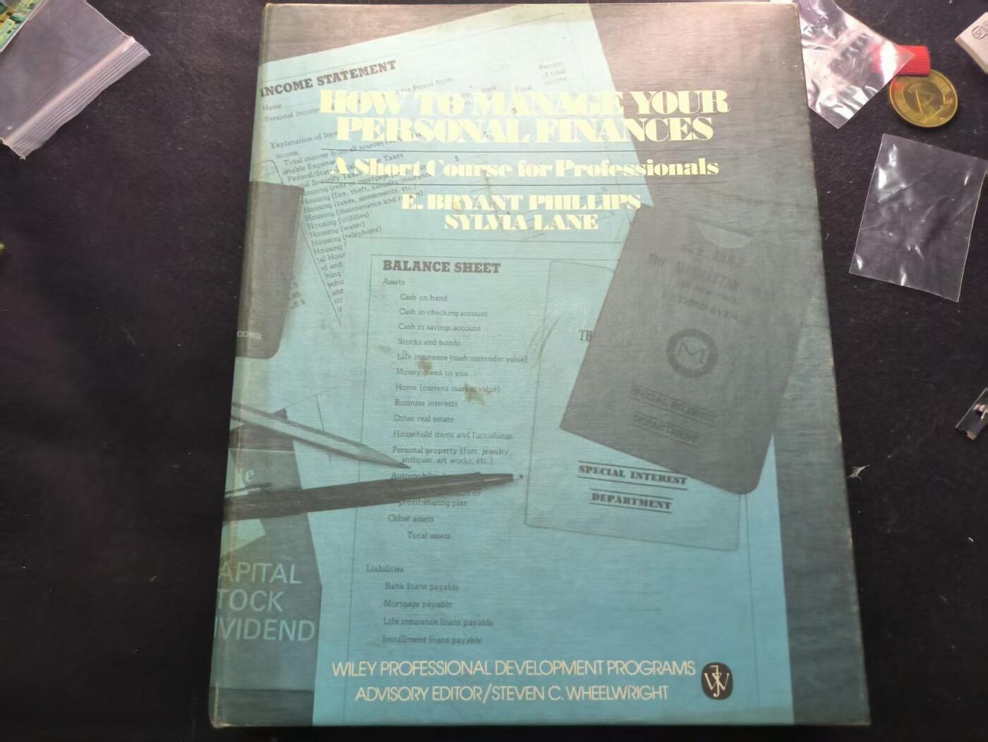 （450件拍品！制服徽章盛宴）罗岚⭐爱藏⭐年前甄选大拍场-店主清仓处理-分享拍场额外现金红包（实体经营） 《How to Manage Your Personal Finances: A Short Course for Professionals》（《如何管理你的个人财务：面向专业人士》）出版于 20 世纪 70-80 年代，是当时美国专业人士进行自我提升和财务规划的重要工具。它将企业财务管理的严谨方法应用于个人理财，这种理念至今仍有很强的指导意义